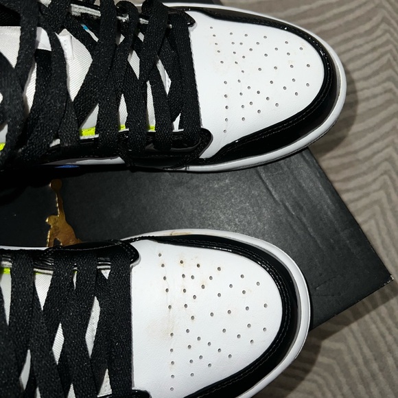 Air Jordan 1 Mid SE “Voltage” - Picture 5 of 6